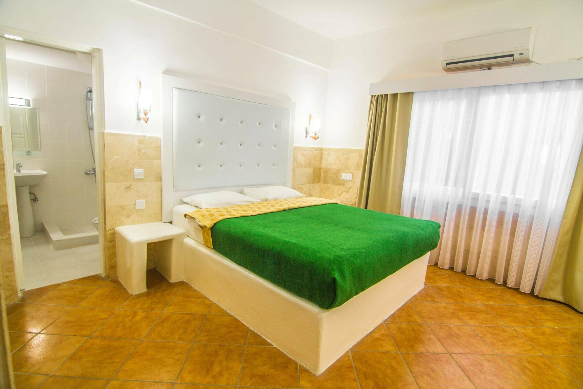 The Pine Bay Club Hotel Kirenia Zewnętrze zdjęcie